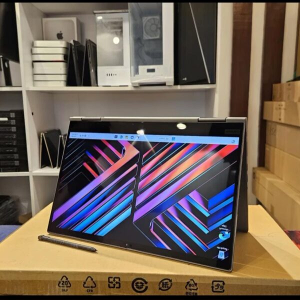 Lenovo ThinkPad X1 Yoga ( 8th-generation Intel Core i5 + 16 GB RAM + 512 GB SSD)